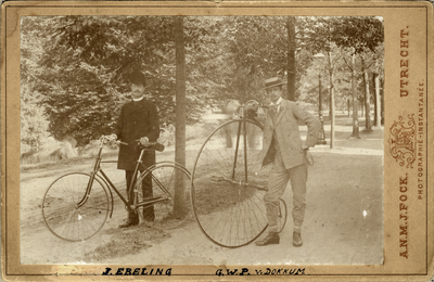 104424 Afbeelding van G.W.P. van Dokkum (rechts), geboren 1870, kunstschilder te Utrecht, overleden 1931. Ten voeten ...